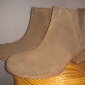 Clarks artisan- Olive Maypearl Daisy Ankle Bootie